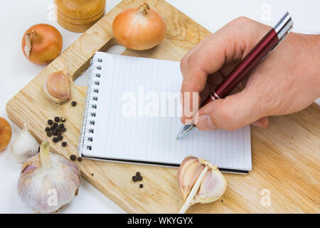 Notebook für kulinarische Notizen auf einem Schneidebrett Stockfoto