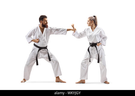 Volle Länge Profil Schuß eines männlichen und weiblichen Praktizierenden Karate auf weißem Hintergrund Stockfoto