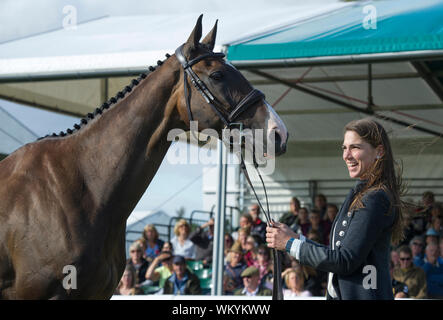 Stamford, Lincolnshire, Großbritannien. 04 Sep, 2019. Land Rover Burghley Horse Trials, Stamford, Lincolnshire, Großbritannien. Erste Inspektion für 69 Konkurrenten die Ausrichtung des Wettbewerbs Morgen zu starten. Ariel Grald reiten Leamore Master Plan Credit: Julie Priestley/Alamy leben Nachrichten Stockfoto