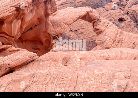 Verwitterte rote Felsformationen in der Wüste, Valley of Fire State Park, Nevada, USA Stockfoto