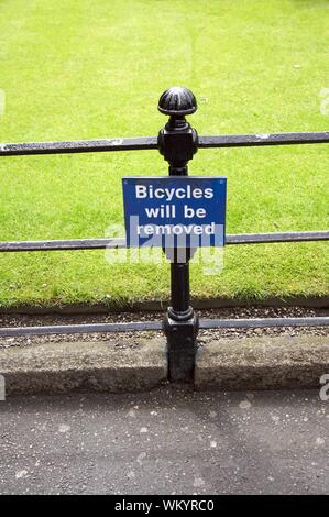 Fahrräder werden entfernt blaue Schild an einem Park von Dublin Stockfoto