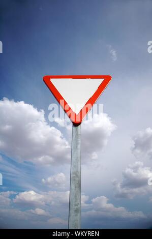 öffentliche Straße in der Nähe der Stadt Segovia in Spanien Stockfoto