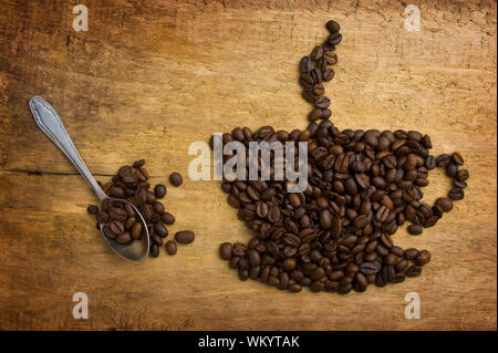 Bild einer Tasse Kaffee aus Bohnen auf dem Brett Stockfoto