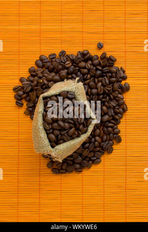 Kaffeebohnen aus der Tasche verschüttet Stockfoto