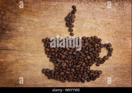 Bild einer Tasse Kaffee aus Bohnen auf dem Brett Stockfoto