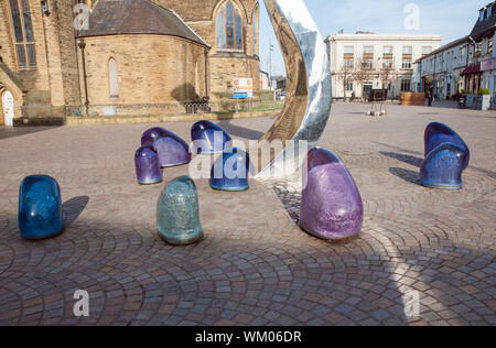 Harz formen Kiesel oder Wassertropfen aus der Welle Skulptur in St Johns Square Blackpool Lancashire England Großbritannien zu vertreten Stockfoto