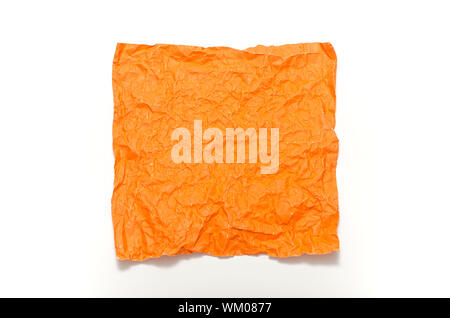Orange zerknittertes Papier Textur auf einem weißen Hintergrund Stockfoto