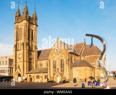 St Johns Church und die Welle Skulptur mit einer Abbildung tauchen von oben in die St Johns Square Blackpool Lancashire England Großbritannien Stockfoto