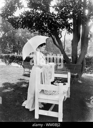 Frau Edith Roosevelt, in voller Länge Porträt, hinter Sitzbank, nach rechts gerichteter, Regenschirm, Foto von Charles Milton Bell, August 1904 Stockfoto