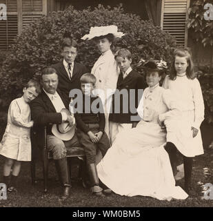 Us-Präsident Theodore Roosevelt und Frau Edith durch ihre Kinder umgeben, in voller Länge Porträt, 1903 Stockfoto