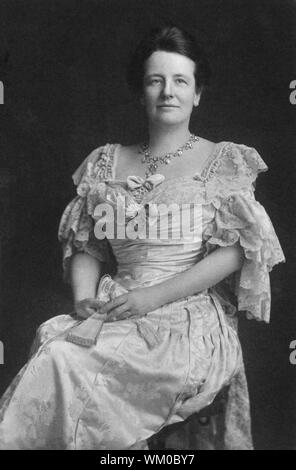 Edith Roosevelt (1861-1948), First Lady der Vereinigten Staaten von 1901-1909 als Ehefrau von US-Präsident Theodore Roosevelt, Three-Quarter Länge sitzt Porträt, 1905 Stockfoto