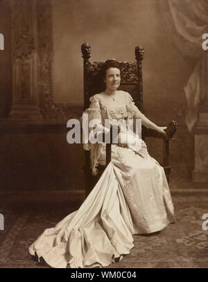 Edith Roosevelt (1861-1948), First Lady der Vereinigten Staaten von 1901-1909 als Ehefrau von US-Präsident Theodore Roosevelt, Kartenlänge sitzt Portrait hält das Gebläse, Foto von George Prince, 1903 Stockfoto