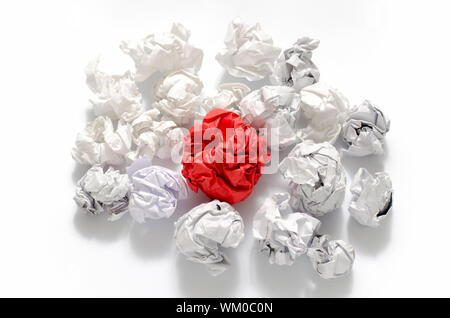 Weiß zerknittertes Papier Kugel und verschiedenen roten zerknittert Papier Kugel Stockfoto