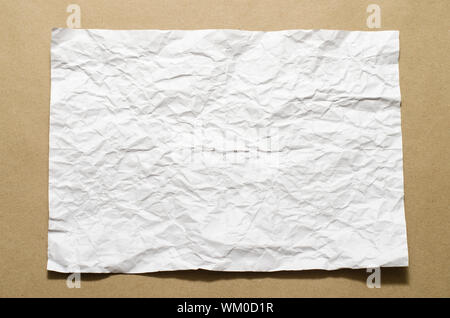 A4-Format weiß zerknittertes Papier Stockfoto