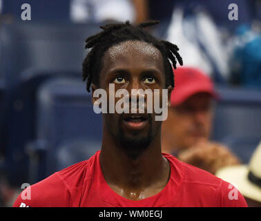 Flushing Meadows New York US Open Tennis Tag 10 04/09/2019 Ein erschöpfter Gael Monfils (FRA) als er quarter Final Match im fünften Satz tiebreak Foto Roger Parker International Sport Fotos Ltd/Alamy Leben Nachrichten verliert Stockfoto