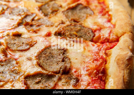 New York style Pizza mit in Scheiben geschnittenen meatball nachfüllen Stockfoto