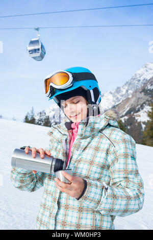 Ski, Skier, Winter. Schöne Mädchen hat einen Spaß auf Ski - Ausruhen und trinken Tee. Stockfoto