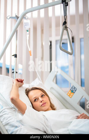 Hübsche, junge, weibliche Patienten in ein modernes Krankenhaus. Stockfoto