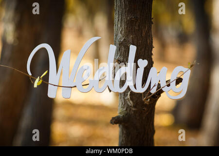 Wort Hochzeit auf einem schönen unscharfen Hintergrund Stockfoto