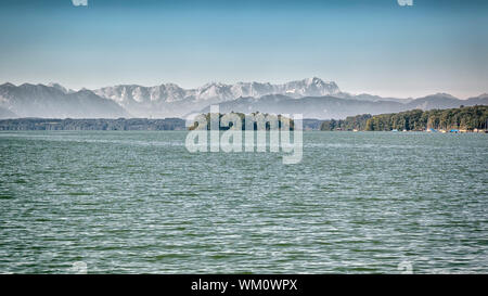 Der Starnberger See mit Roseninsel und der Zugspitze im Hintergrund Stockfoto