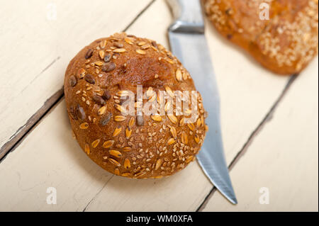 Bio-Brot über rustikalen Tisch Stockfoto