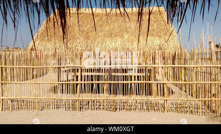 Nipa Hut mit Bambus Zaun in der Nähe des Strandes. Sommer und Travel Concept. Stockfoto