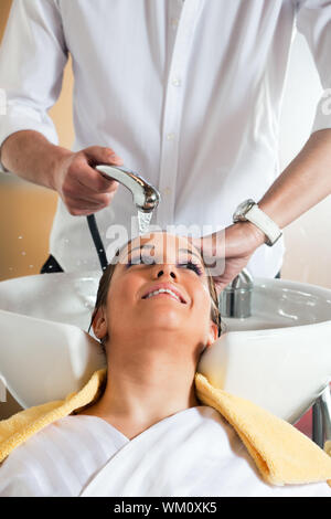 Porträt der jungen Frau im Friseursalon Stockfoto