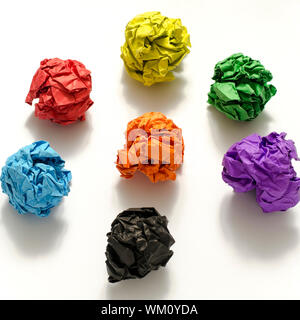 Gruppe von Farbe zerknittert Papier Kugel Stockfoto
