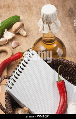 Flasche Sonnenblumenöl und Gemüse im Landhausstil Stockfoto