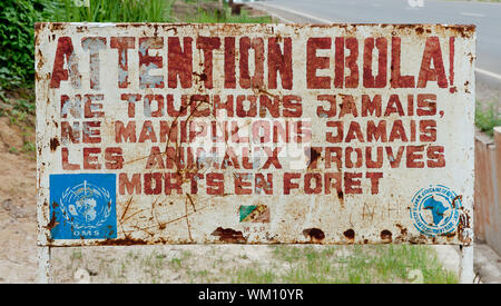 Conception, Kongo, Afrika - 27. SEPTEMBER: ein Schild warnt Besucher, die Gegend ist ein Ebola-virus infiziert. Schilder informieren die Besucher, dass es sich um eine Ebola infiziertes Gebiet Stockfoto