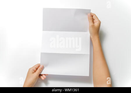 Frau zwei Hände halten Blankopapier a4 Format auf weißem Hintergrund Stockfoto