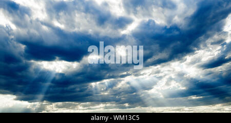 Strahlen der Sonne durch die Wolken nach dem Sturm Stockfoto