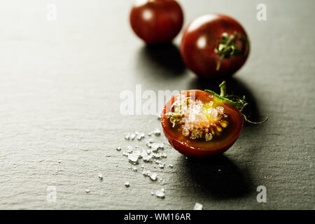 Frische Trauben Tomaten mit Salz Stockfoto