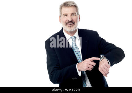 Unternehmer auf Zeit auf seine Armbanduhr Stockfoto