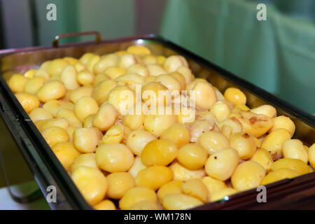 Bild von Kartoffeln in eine Warmhalteplatte Stockfoto