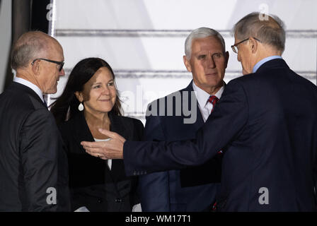 US-Vizepräsident Mike Pence und die zweite Frau Karen Pence sind durch Botschafter der Vereinigten Staaten in das Vereinigte Königreich Robert "Woody" Johnson (links) und Sonderbeauftragten der Außenminister David Pearey (rechts), wie sie ankommen am Flughafen Stansted für den Start eines offiziellen Besuchs in Großbritannien begrüßt. Stockfoto