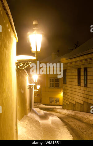 Prag - Gasse am Hradschin mit Gaslaternen im winter Stockfoto