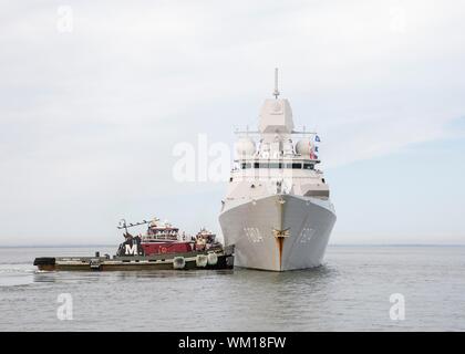 Norfolk, Virginia, USA. 04. September 2019. Die Königlich Niederländische Marine geführte-missile Frigate HNLMS De Ruyter fährt Naval Station Norfolk vor Hurrikan Dorian, die voraussichtlich hohe Winde und starke Regenfälle in der Region September 4, 2019 in Norfolk, Virginia zu bringen. Alle Schiffe an der massiven Navy Base sind Position heraus zum Meer, wo Sie von der herannahenden Sturm sicherer sind. Credit: Stacy M. Atkins Ricks/U.S. Marine/Alamy leben Nachrichten Stockfoto