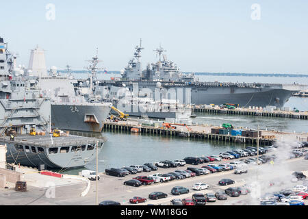 Norfolk, Virginia, USA. 04. September 2019. U.S. Navy Schiffe beginnen, die Docks am Naval Station Norfolk vor Hurrikan Dorian, die voraussichtlich hohe Winde und starke Regenfälle in der Region September 4, 2019 in Norfolk, Virginia zu bringen. Alle Schiffe an der massiven Navy Base sind Position heraus zum Meer, wo Sie von der herannahenden Sturm sicherer sind. Credit: Breanna Waagen/U.S. Marine/Alamy leben Nachrichten Stockfoto