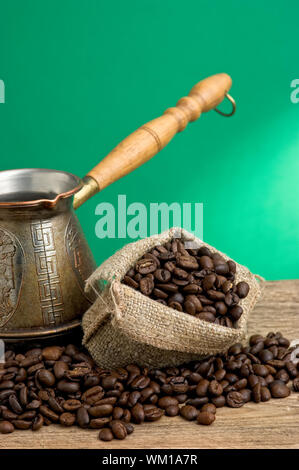 Kaffeebohnen aus der Tasche verschüttet Stockfoto