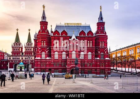 Moskau, Russland, April 2013 Touristen, die in der Staatlichen Historischen Museum von Russland auf dem Roten Platz in Moskau bei frühen Stunden, Sunrise Stockfoto