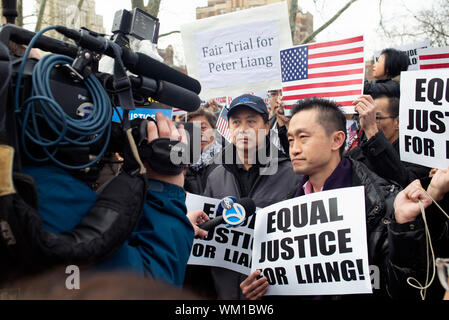 Protest in Brooklyn zur Unterstützung der NYPD officer Peter Liang, der wegen Totschlags und amtlichen Misconduct für das Schießen von Akai Gurley überführt wurde. Stockfoto