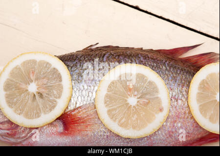 frische ganze rohe Fische Stockfoto