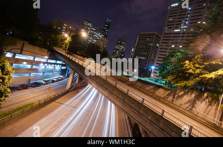 Eine Langzeitbelichtung bei Nacht über die Schnellstraße in Seattle Washington Stockfoto