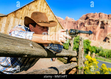 Süd-WEST - ein Cowboy braucht Zeit um sich auszuruhen und zu reflektieren. Stockfoto