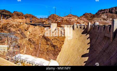 Seitenansicht der Hoover Dam, einen konkreten Staumauer in die schwarze Schlucht des Colorado River, an der Grenze zwischen Nevada und Arizona in den USA Stockfoto