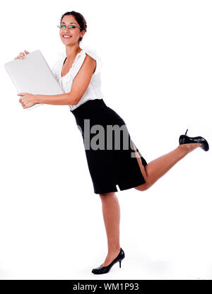 Business-Frau erhöhen sein linke Bein mit Laptop Ganzkörperansicht, indoor studio Stockfoto