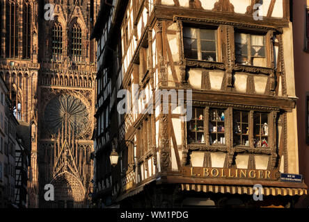 Teil der Westfassade der Kathedrale von Straßburg und Bollinger Gebäude, Straßburg, Frankreich Stockfoto