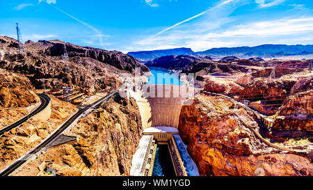 Vorderansicht des Hoover Dam, einen konkreten Staumauer in die schwarze Schlucht des Colorado River, an der Grenze zwischen Nevada und Arizona in den USA Stockfoto