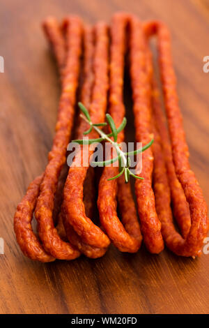 Kabanos - polnische lange, dünne Wurst aus Schweinefleisch gemacht Stockfoto